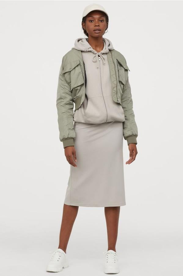 En punto de mezcla de viscosa y con abertura trasera, esta midi de H&M también la ha lanzado color negro. Solo cuesta 9,99 euros y está disponible entre las tallas XXS y XL.