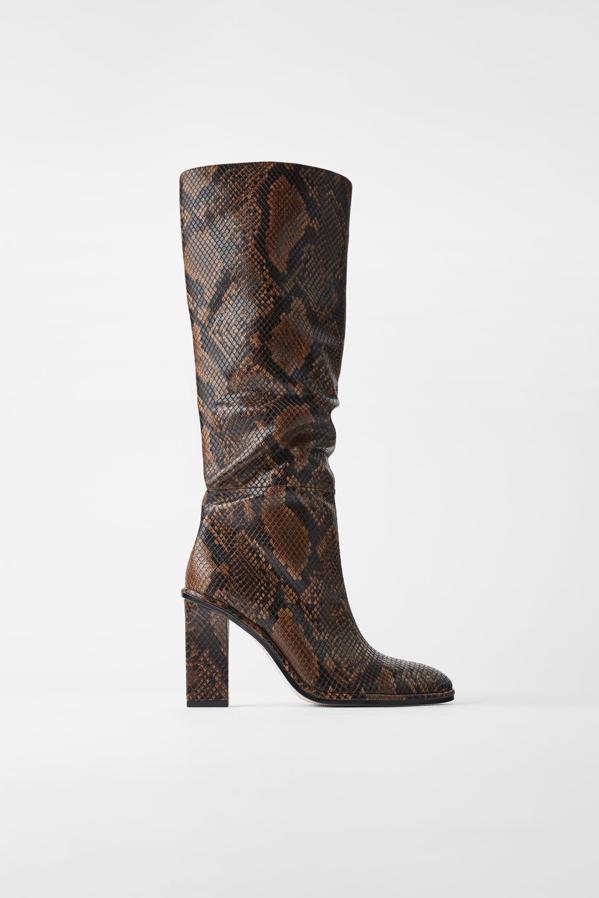Otra de las botas cargadas de tendencias que podemos comprar rebajadas son estas con tonos serpiente en color marrón. De 69,95 euros se ha quedado en 39,99 euros y está disponible entre los números 37 y 40.