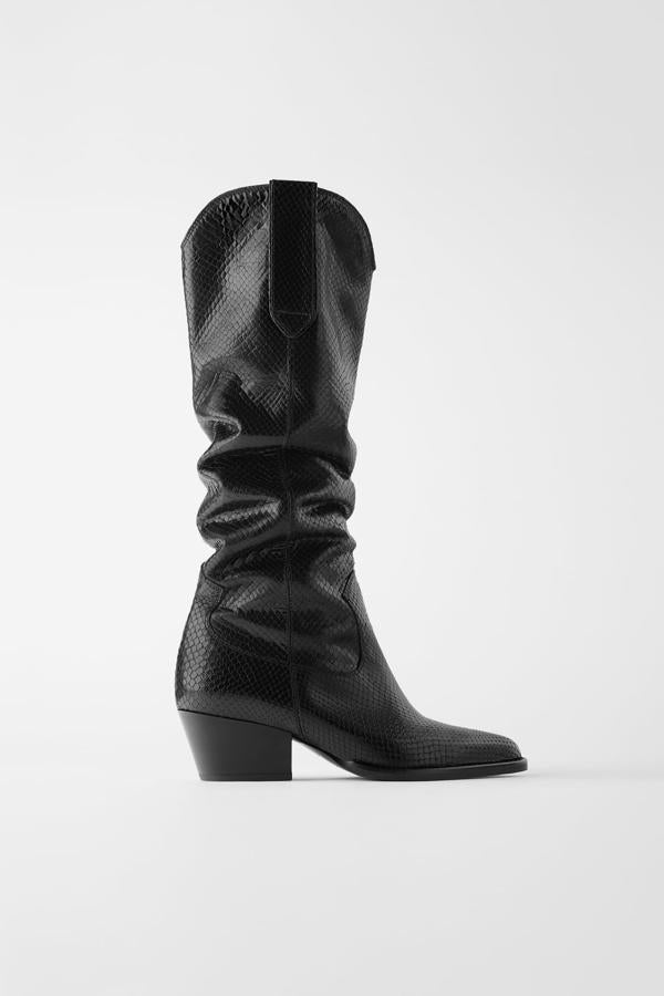 El estampado animal sigue muy presente en las colecciones de primavera-verano y nos encanta como queda en estas botas que pertenecen a la colección sostenible de Inditex. Costaban 99, 95 euros y ahora 49,99 euros, y están disponibles en los números 35, 36 y 37.