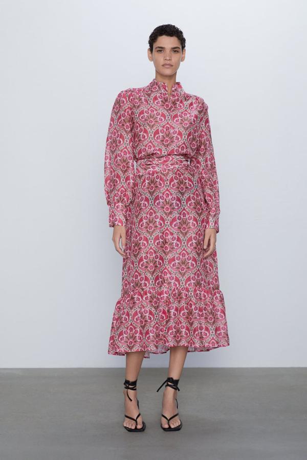 Confeccionado en mezcla de lino, con cuello subido y manga larga, este vestido midi acabado en volante, costaba 49,95 euros y ahora 25,99 euros. Solo queda en las tallas L y XL.