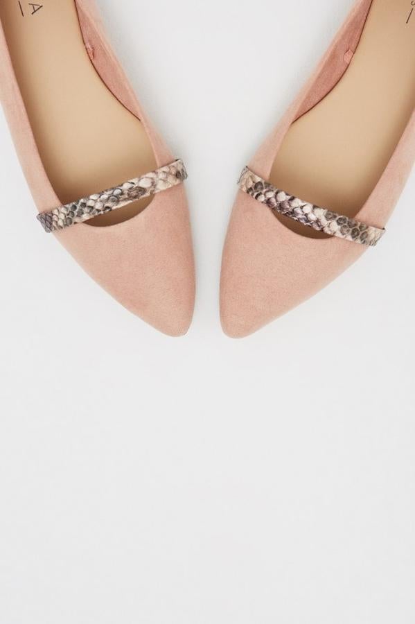 En ante rosa y con un ribete en estampado serpiente, son geniales para combinar con vaqueros y camisa blanca. De Sfera, (14,99 euros).