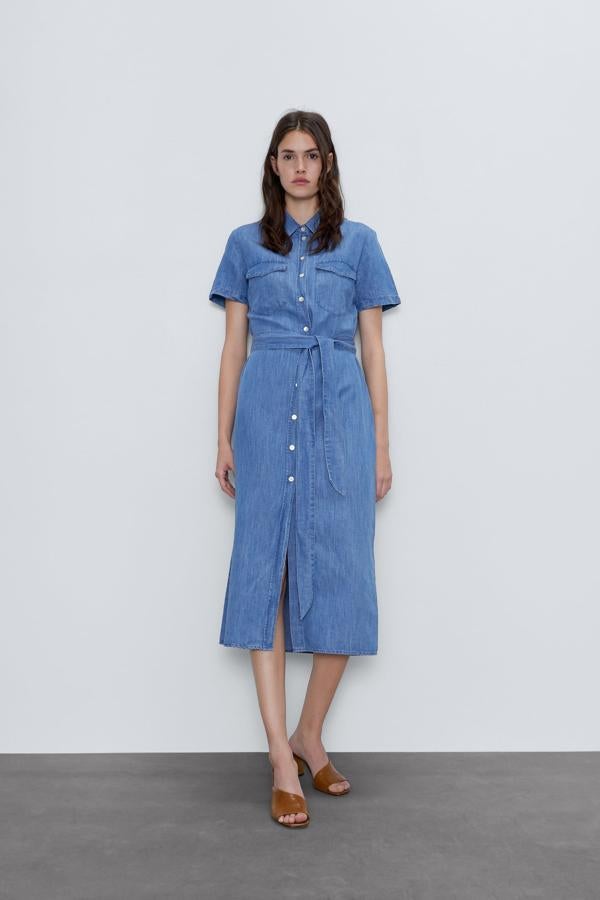 Sencillo, de fondo de armario, un vestido vaquero al que le vas a sacar partido de aquí al evrano. ¡Y mucho! Es de Zara (39,95 euros).