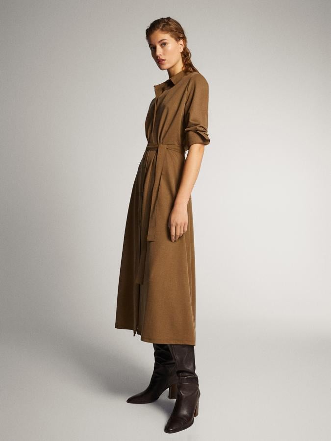 En tejido rústico y un color que te pega con cualquier accsesorio, este vestido camsiero de Massimo Dutti ya tiene descuento (39,95 euros).