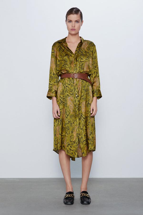 Si lo tuyo son los estampados exóticos, no mires más. Este vestido de Zara es de su sección Special Prices y se ha quedado en menos de 20 euros: 19,99. Corre, no va a tardar en agotarse.