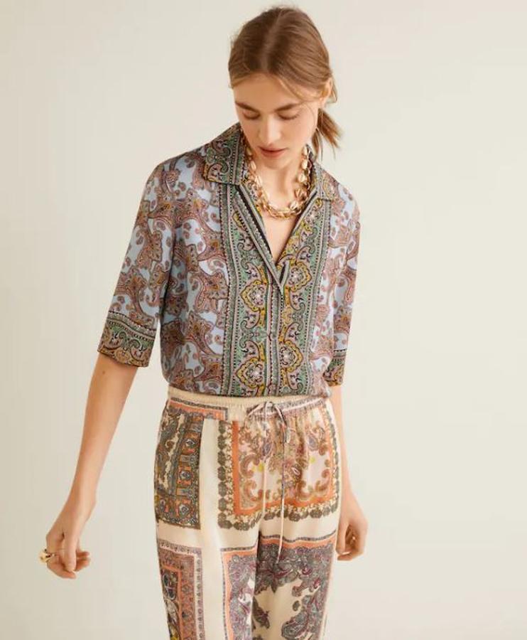 Blusa estampada con cuello de camisa de Mango Outlet, (22,99 euros).