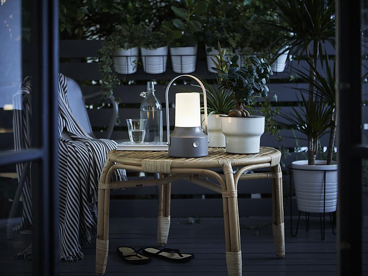 Sí, puedes tener citas románticas a la luz de los farolillos. ¿Qué te hace falta? Una mesa, dos sillas y un farolillo. Si no tienes, unas velas. Aprovecha más que nunca tu balcón y haz vida en él. Aunque sea diminuto. Algo es algo. Si cuando hace bueno tienes las puertas correderas abiertas, conseguirás ligar ambos espacios y por tanto, generar sensación de amplitud. ¡Viva el amor en cuarentena!