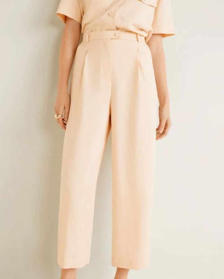 Pantalón masculino de talle alto en color salmón de Mango Outlet, (22,99 euros).