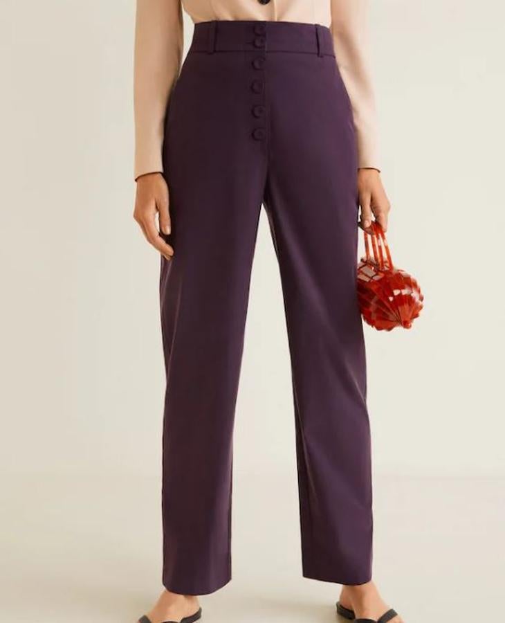 Pantalón berenjena con botones en la parte de arriba y talle alto de Mango Outlet, (22,99 euros).