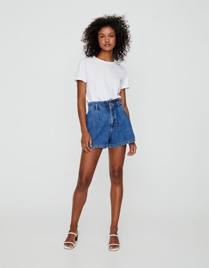 Nunca subestimes el poder de unos shorts vaqueros en cualquier look, de Pull&Bear, (22,99 euros).