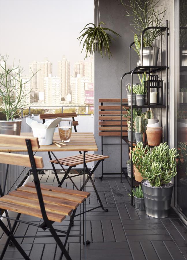 Cactus y plantas en una mini terraza vanguardista y minimalista: lo justo y necesario para tomar el vermú. Dos sillas, una mesa y la luz del sol. Que no falte algo que leer, y si eres más de cervecita fría a las 20h, después del aplauso, no te olvides las olivas. ¡Y unas velas!