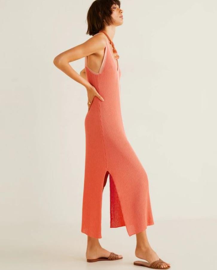 Vestido de punto bicolor con escote en pico, de Mango Outlet, (25,99 euros).