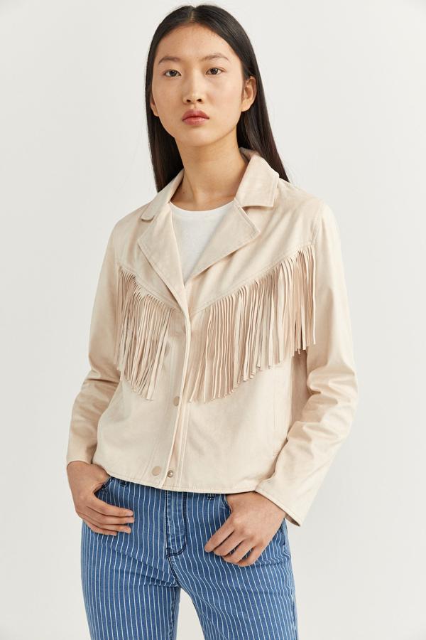 Chaqueta color crema con flecos en la parte superior, (25,99 euros).