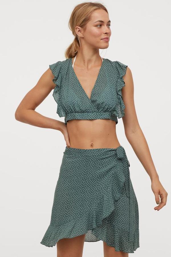 Minifalda de lunares aguamarina con volantes (14,99 euros).