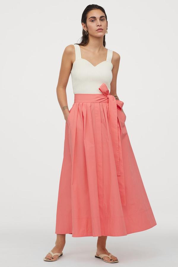 Falda de larga de vuelo en color salmón (49,99 euros).