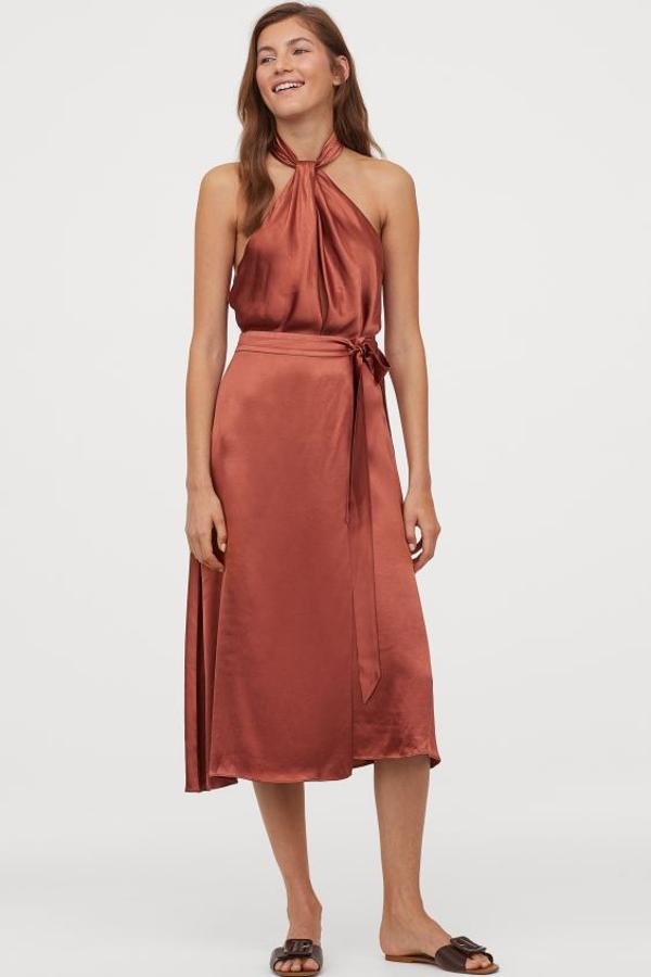 Falda midi de satén en color teja (49,99 euros).