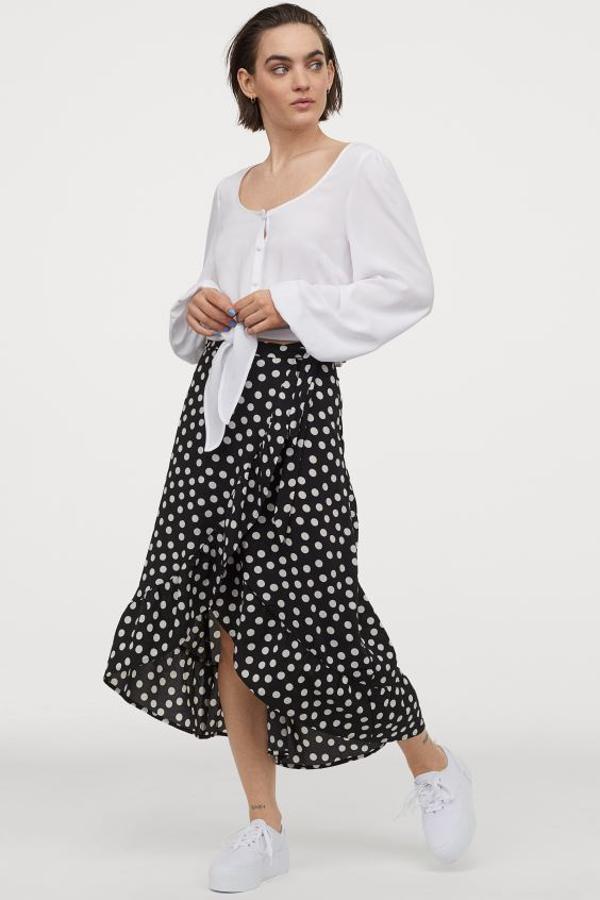 Falda larga de lunares blancos sobre fondo negro con volantes en el bajo (19,99 euros).
