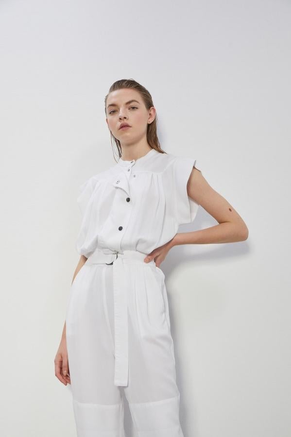 El blanco es un imprescindible para cualquier armario. También para los monos, de Sfera, (35,99 euros).