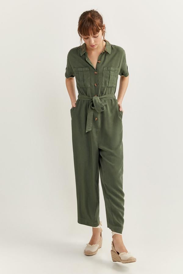 Mono verde militar con cinturón, (39,99 euros).