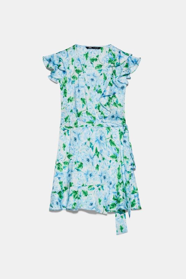 ¡Viva el verano y las flores! Este mono pide a gritos unas sandalias y un bolso de rafia. De Zara, (29,95 euros).