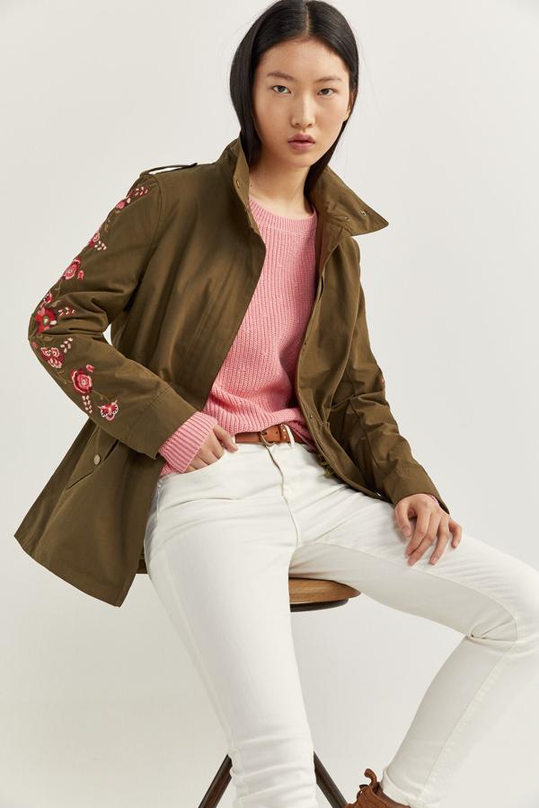 Parka verde con flores en las mangas, (35,99 euros).
