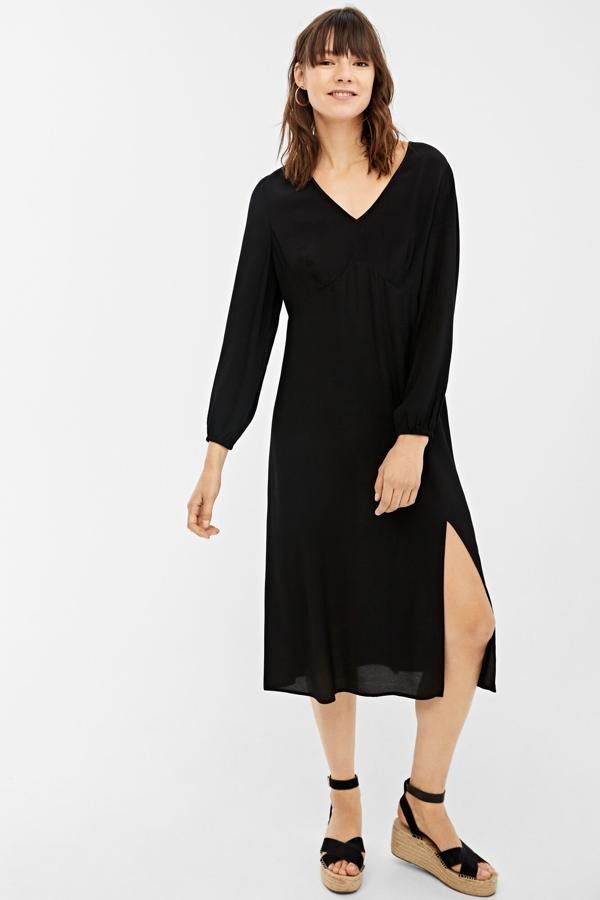 Vestido negro con media manga, (35,99 euros).