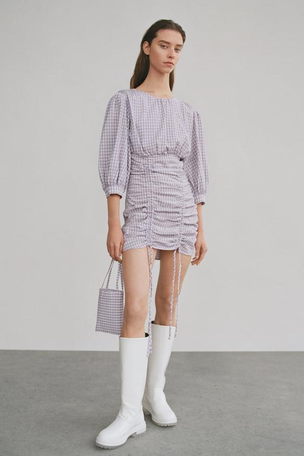 ¿Eres una fan incondicional de los cuadros vichy? Con un mini bolso de rafia crearán en look perfecto para una boda al aire libre. De Zara, (15,99 euros).