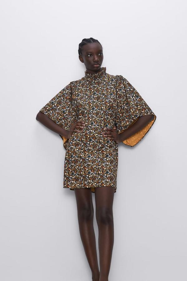 Mangas murciélago y cuello alto, ¿qué más se puede pedir? De Zara, (12,99 euros).