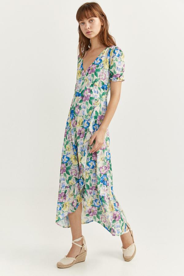 Vestido de flores cruzado y con escote pico, (35,99 euros).