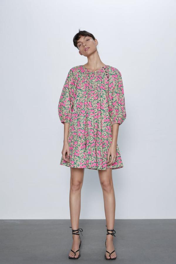 Con cuello redondo y mangas ligeramente abullonadas, las flores siempre son una buena elección. De Zara, (15,99 euros).