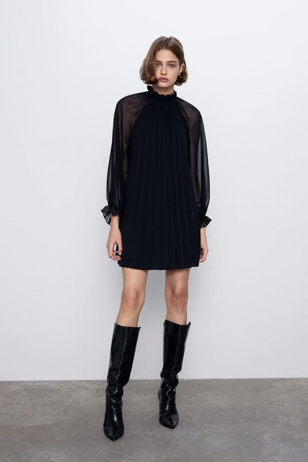 Vestido negro con mangas transparentes, de Zara, (15,99 euros). La alternativa perfecta para eventos de noche con un salón negro.