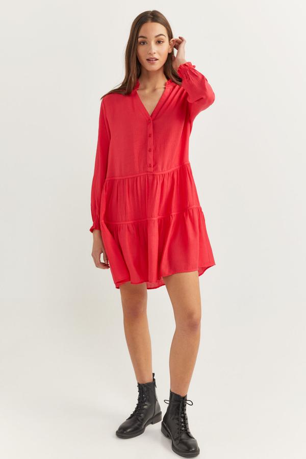 Mini vestido rojo con volantes, (29,99 euros).