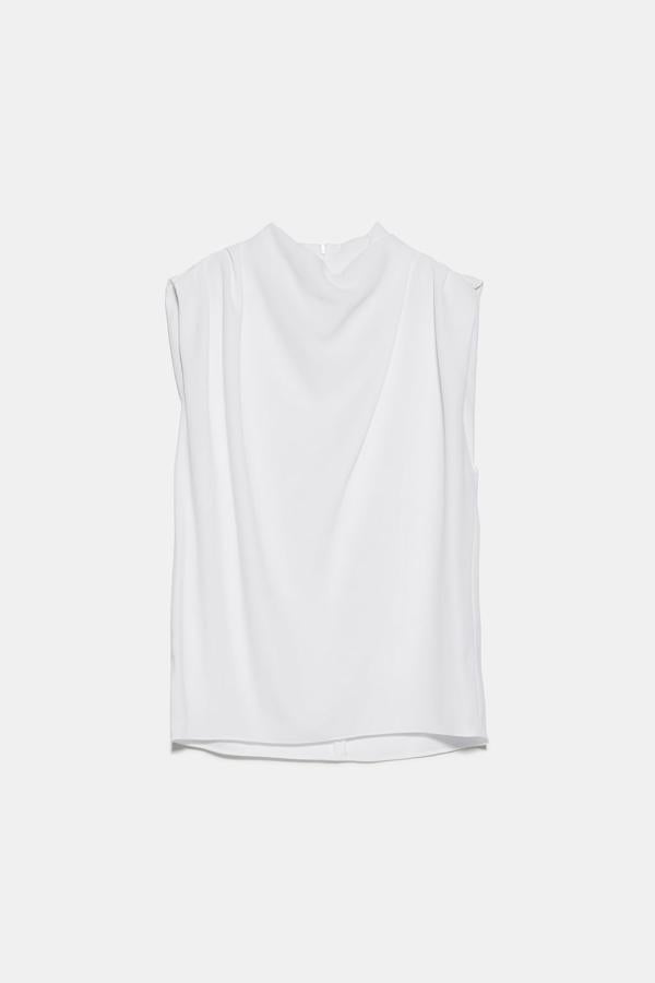 Con uno de los diseños tendencia de la temporada, cuello subido y manga sisa, esta camisa tiene pliegues delanteros y cierre en espalda con cremallera oculta en la costura. Cuesta 29.95 y está disponible entre las tallas XS y XL.