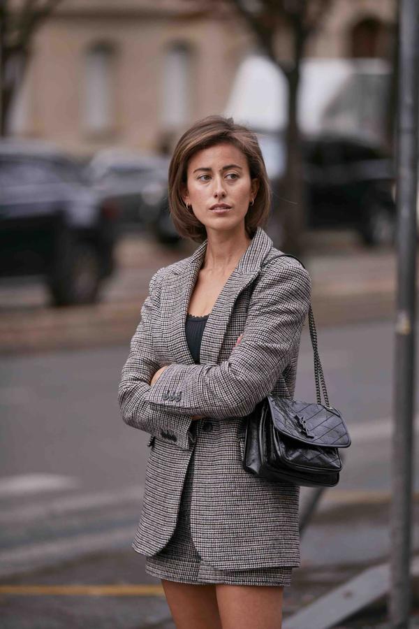 El secreto del éxito de Anthony Vaccarello reside en saber aportar la dosis justa de atrevimiento, un pilar fundamental de la firma que levantó Yves Saint Laurent en los años 60, sin descuidar el clasicismo que nunca falla en el armario femenino. Sus acordes rockeros no desentonan en este bolso de piel guateada y cadenas de eslabones metálicas que combinan igual de bien con una cazadora motera de cuero que una americana de esmoquin.