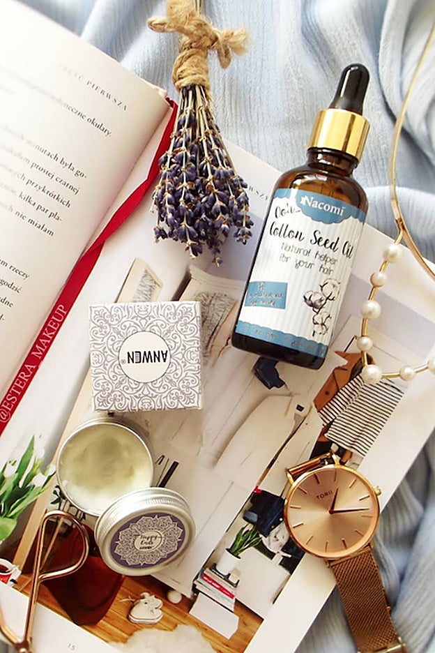 Si mantienes los cosméticos alejados de la luz, durarán más.