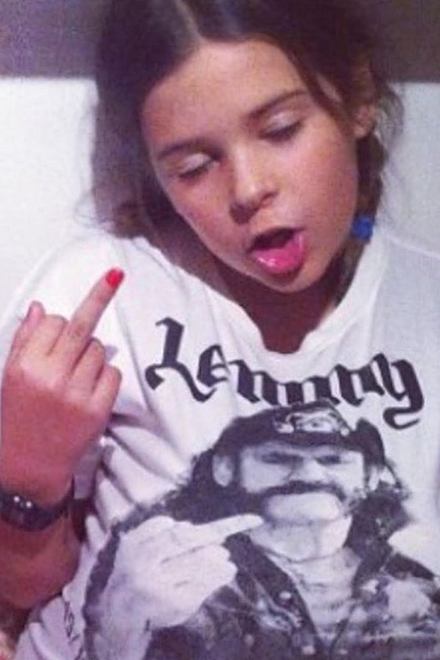 Fantástica foto de la niñez de Dora Postigo, en la que la vemos haciendo el mismo gesto macarra que Lemmy, el mítico líder de Motörhead.