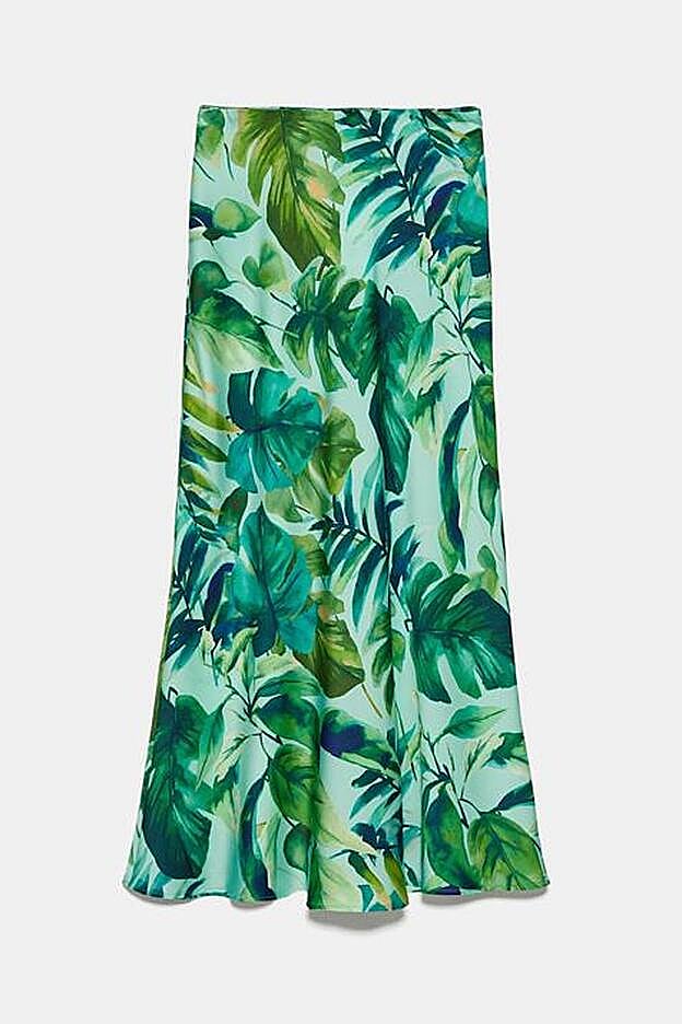 Falda midi de Zara con estampado en tonos verdes.