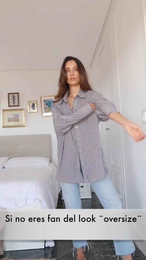 Puedes usar una camisa de hombre o una 'vintage' que tengas olvidad en el armario y probar a usarla de forma diferentes jugando con ella.