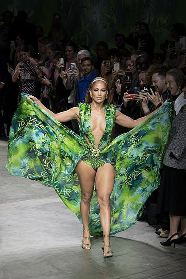 Jennifer Lopez fue la gran protagonista del desfile de primavera/verano de Versace la pasada edición de septiembre 2019 de la semana de la moda de Milán. Y lo fue con su famoso vestido de estampado tropical.