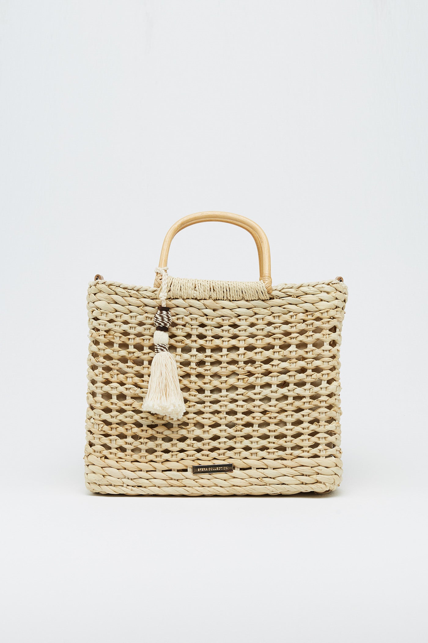 Cesta de rafia con asa corta y larga de Sfera. (22,99 euros).