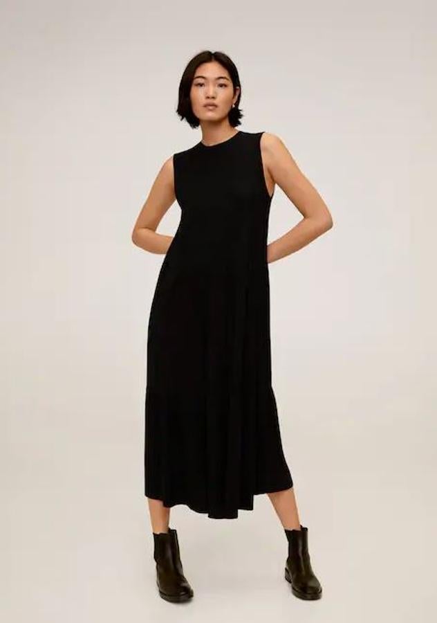 De largo tobillero y en tejido de punto con un corte sencillo, este vestido negro es de Mango (25,99 euros).