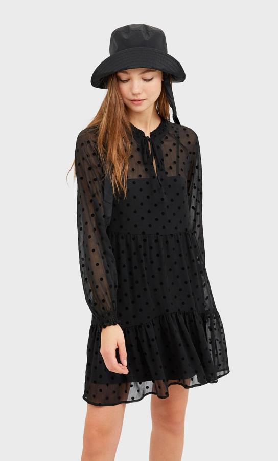 Mini y en tejido de plumeti, vestido negro de Stradivarius (19,99 euros).