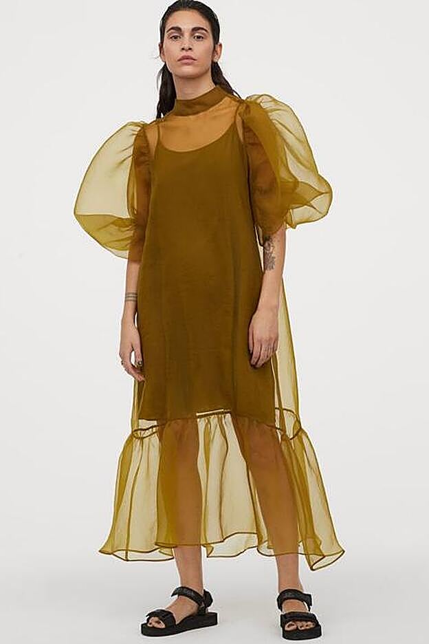 Genial contraste entre la organza de color verdoso y la combinación oscura.