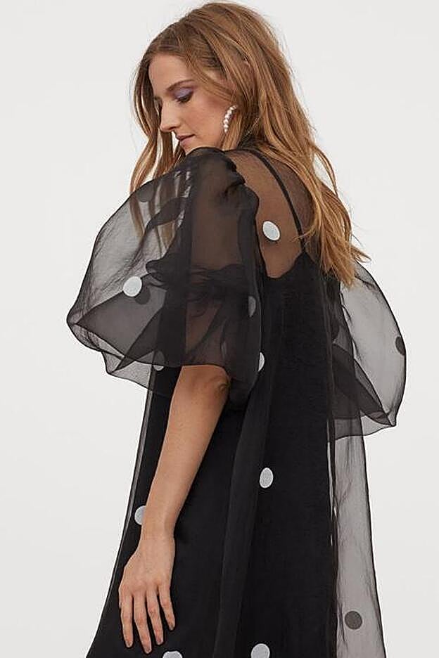 Si no te atreves con un vestido tan vanguardista como el anterior, esta versión con lunares es la tuya.