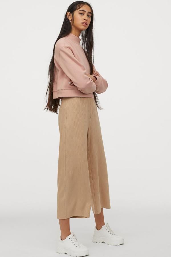 H&M también ha llevado el canalé a este pantalón midi en viscosa suave. Con talle alto y elástico revestido en la cintura, cuesta 14,99 euros y está disponible entre las tallas XXS y XL.