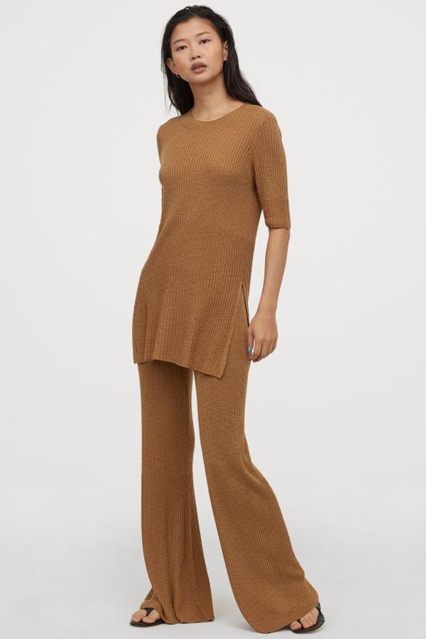 En punto de canalé de mezcla suave de viscosa con lino en la trama, este panalón marrón de H&M con perneras acampanadas cuesta 29,99 euros y está disponible entre las tallas XXS y XXL.