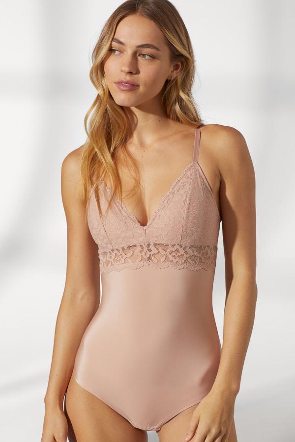 En color rosa pálido y con un bralette en la parte superior, lo podrás llevar con cualquier prenda encima. De H&M, (22,99 euros).