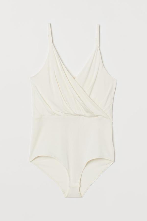 Si lo que quieres es refuerzo en la zona de la barriga para llevar una falda alta, este body arrugado en la parte superior es ideal para olvidarte de la camiseta. De H&M, (14,99 euros).