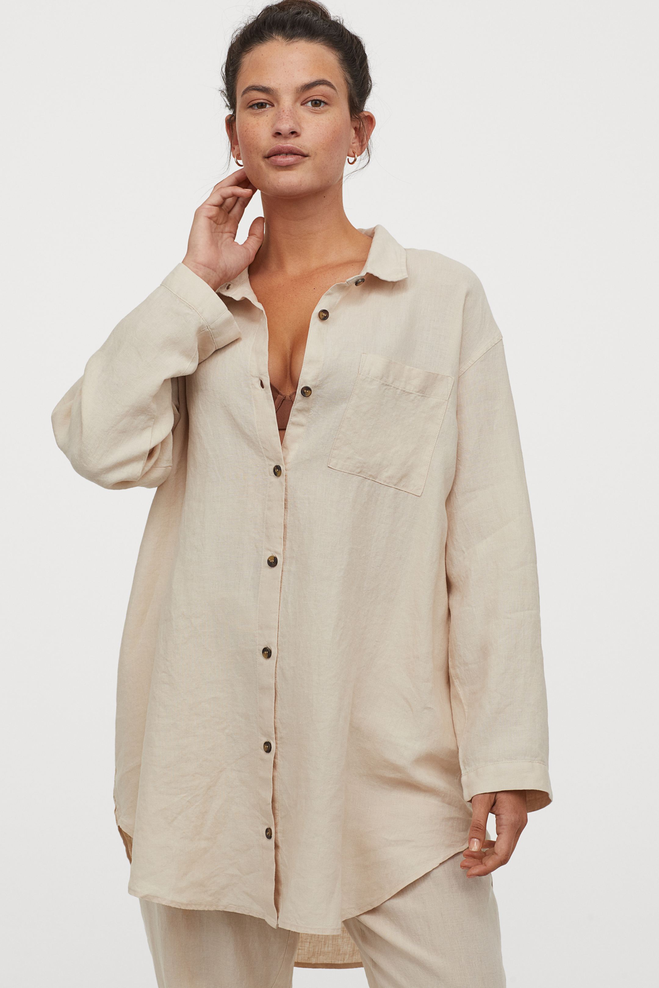 Camisa para dormir de lino en tono beige. (34,99 euros).