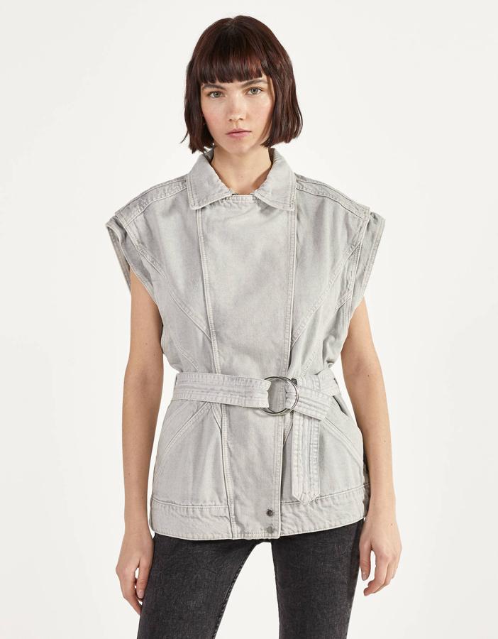 Chaleco de estilo biker en tejido denim lavado color gris, de Bershka (17,99 euros).