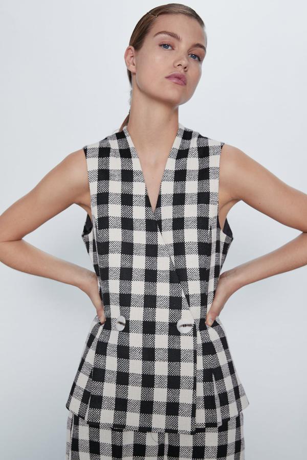 Ya  se lo fichamos a Rocío Osorno  y lo mejor de este chaleco de cuadros en tejido rústico de Zara es que lo puedes llevar sin nada debajo y con su pantalón a juego (29,95 euros):